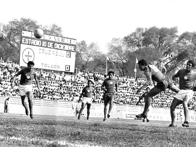 En febrero de 1969, Cruz Azul recibió al Toluca en el Estadio 10 de diciembre, en Ciudad Cooperativa.