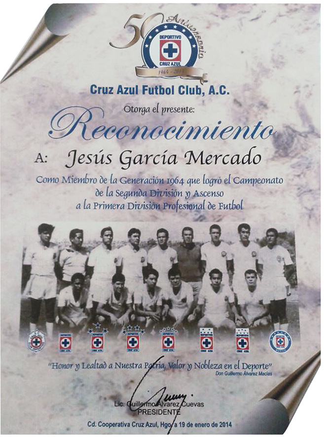Integrantes del equipo de Cruz Azul que lograron el ascenso a Primera División en la temporada 63-64 recibieron un reconocimiento del presidente Guillermo Álvarez Cuevas.