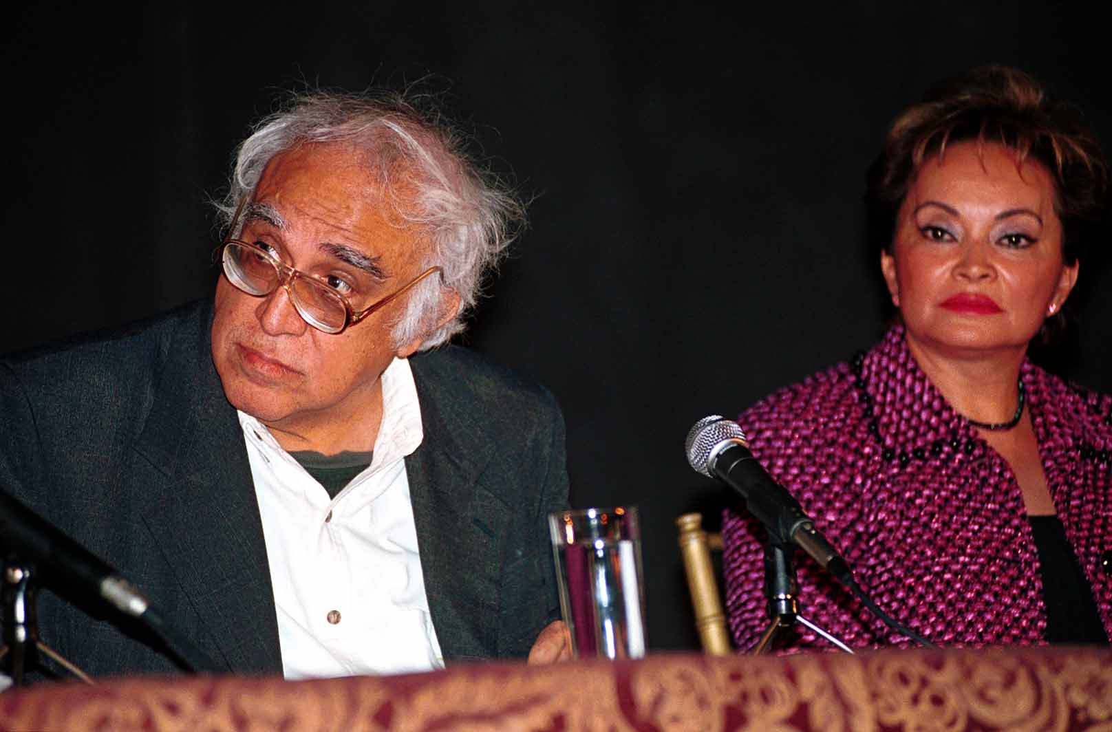 26 de septiembre de 2000. Carlos Monsivais y Elba Esther Gordillo esta noche durante la presentacion del nuevo libro del cronista mexicano, titulado 26 de septiembre de 2000. Carlos Monsivais y Elba Esther Gordillo esta noche durante la presentacion del nuevo libro del cronista mexicano, titulado
