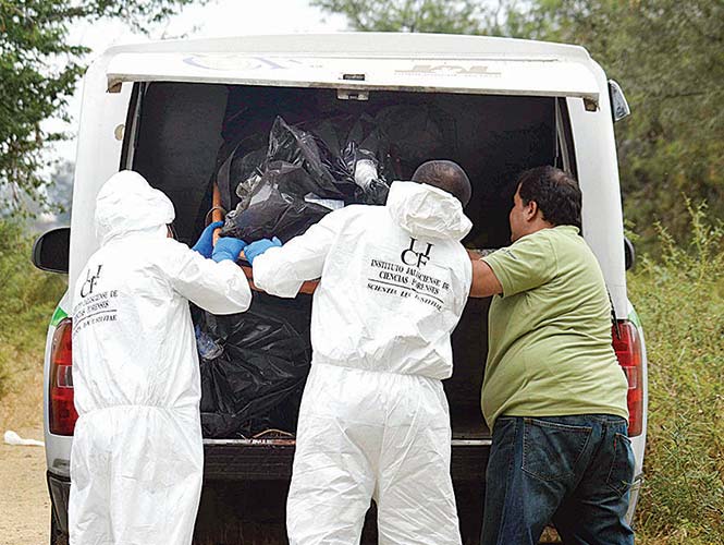 Hasta el momento, las autoridades de Jalisco habían localizado 18 cadáveres en un predio de La Barca. No descartaron hallar más cuerpos. Foto: AP Hasta el momento, las autoridades de Jalisco habían localizado 18 cadáveres en un predio de La Barca. No descartaron hallar más cuerpos. Foto: AP