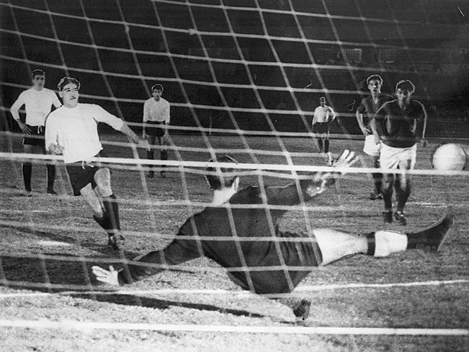 Chava Reyes anota de penal para México contra San Lorenzo (4-0).