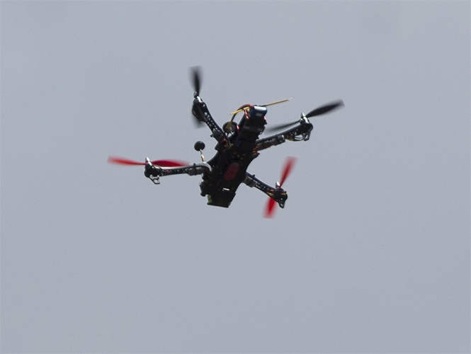 Drones de la Policía capitalina sobrevolaron la manifestación. Foto: Diego Mateos Drones de la Policía capitalina sobrevolaron la manifestación. Foto: Diego Mateos