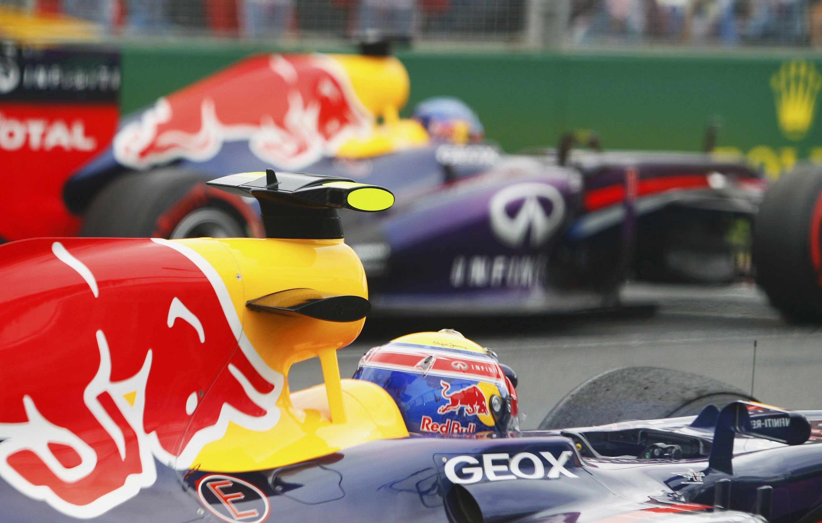 Los Red Bull de Fórmula Uno de Mark Webber, de Australia, y Sebastian Vettel, de Alemania, esperan el inicio del Gran Premio de Australia. Los Red Bull de Fórmula Uno de Mark Webber, de Australia, y Sebastian Vettel, de Alemania, esperan el inicio del Gran Premio de Australia.