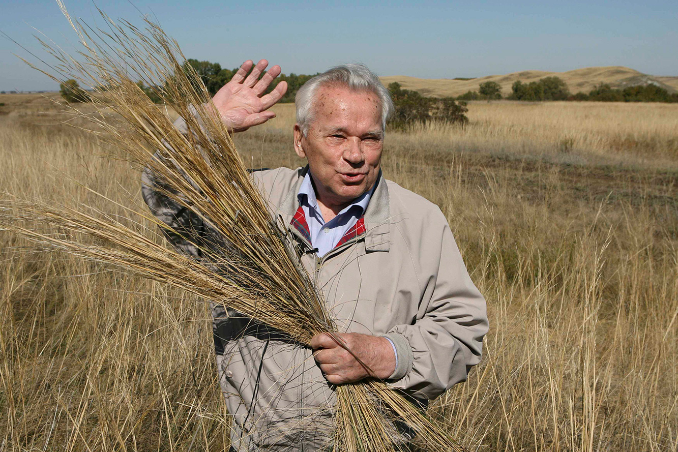 Kaláshnikov respondía cada vez con las mismas palabras: su fusil automático no fue creado para la ofensiva, sino para la defensa y, en especial, para la protección de las fronteras de su patria. Kaláshnikov respondía cada vez con las mismas palabras: su fusil automático no fue creado para la ofensiva, sino para la defensa y, en especial, para la protección de las fronteras de su patria.