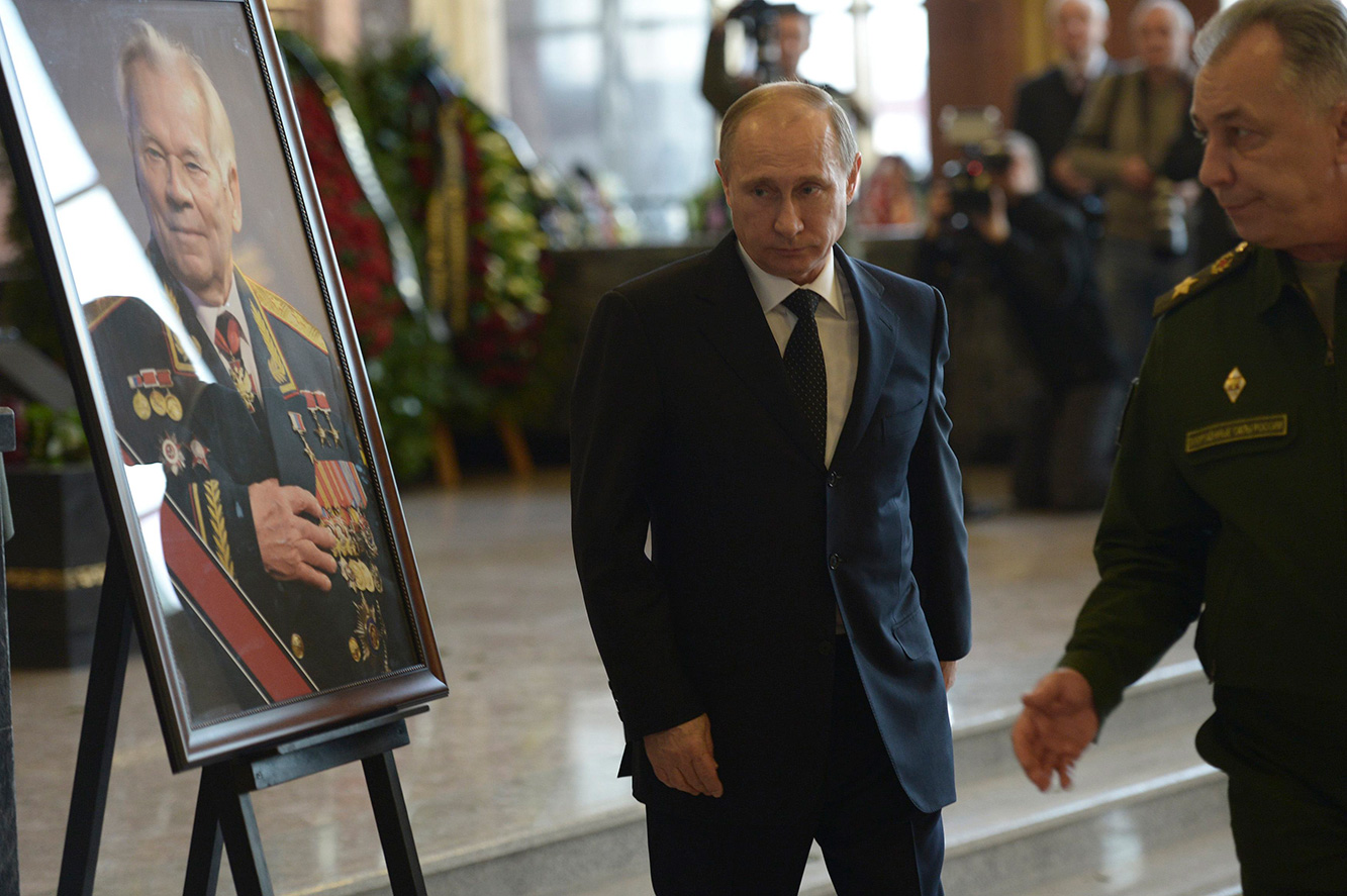 El sargento Kaláshnikov reportó sobre el invento al general Gueorgui Zhúkov , que en aquel entonces era comandante jefe de la región militar de Kiev. El sargento Kaláshnikov reportó sobre el invento al general Gueorgui Zhúkov , que en aquel entonces era comandante jefe de la región militar de Kiev.