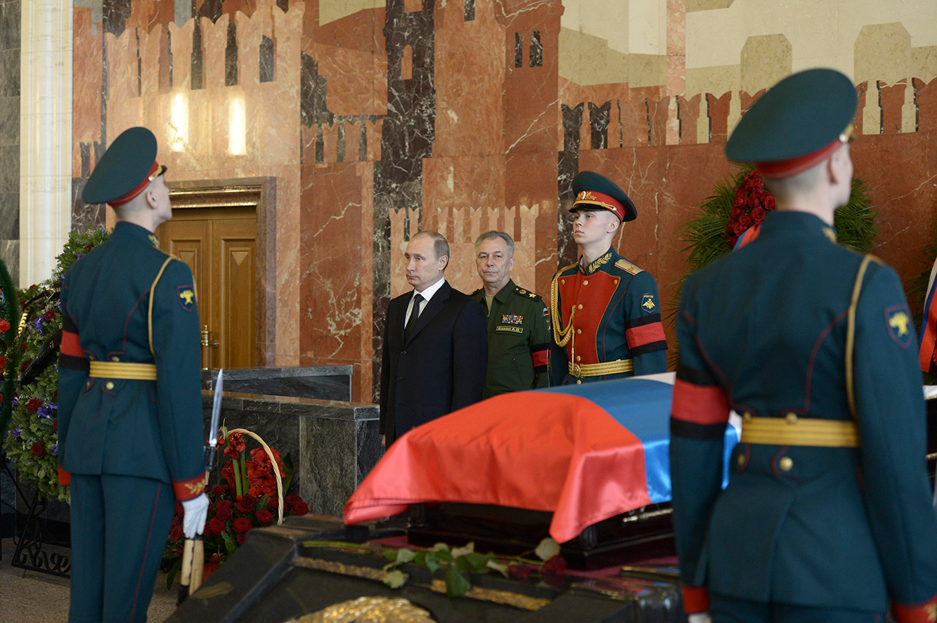 El sargento fue enviado a una planta militar para perfeccionar el dispositivo pero ya había comenzado la Gran Guerra Patria y Kaláshnikov regresó a la unidad. El sargento fue enviado a una planta militar para perfeccionar el dispositivo pero ya había comenzado la Gran Guerra Patria y Kaláshnikov regresó a la unidad.