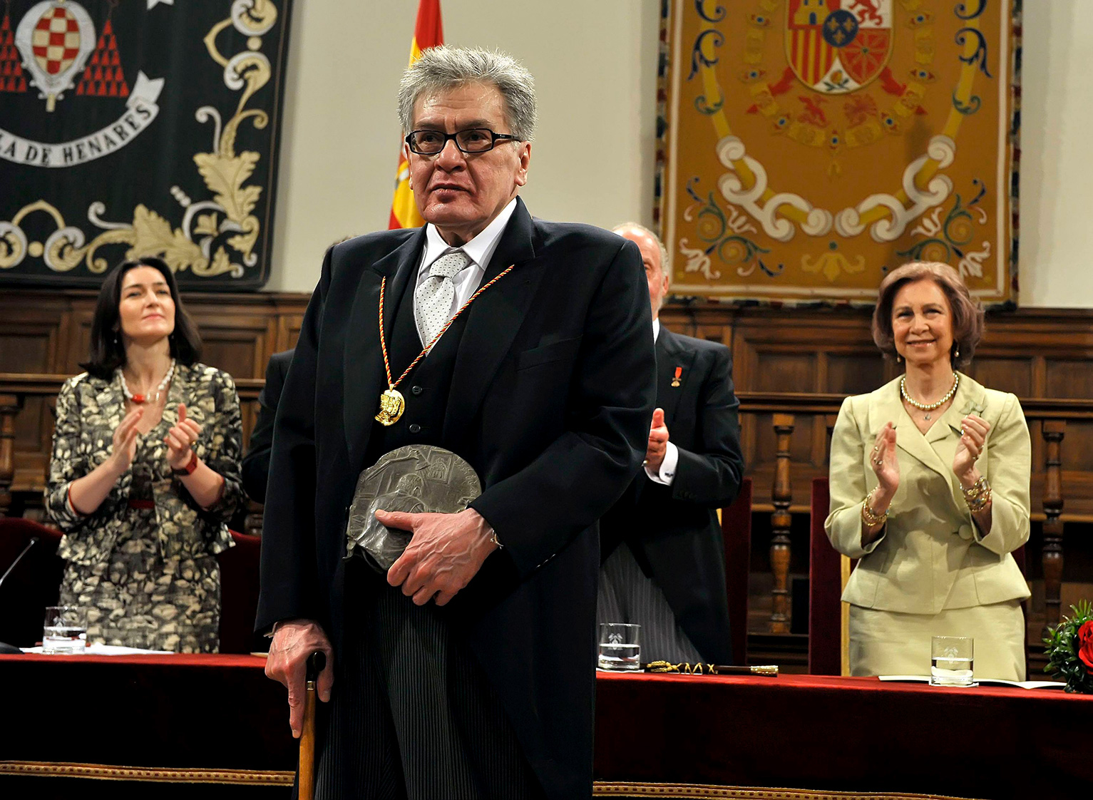 Poeta mexicano José Emilio Pacheco, junto a la ministra de Cultura de España, Ángeles González Sinde, y la Reina Sofía de España, al recibir el Premio de Literatura