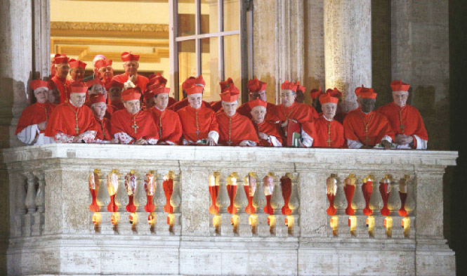 Regocijo por la elección. Los cardenales que eligieron al papa Francisco,  en el balcón de la Basílica de San Pedro. Foto: Reuters