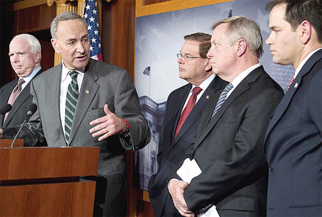 El senador demócrata por Nueva York, Chuck Schumer (en el micrófono) con el grupo bipartidista apodado “La Banda de los Ocho”. Foto: AFP