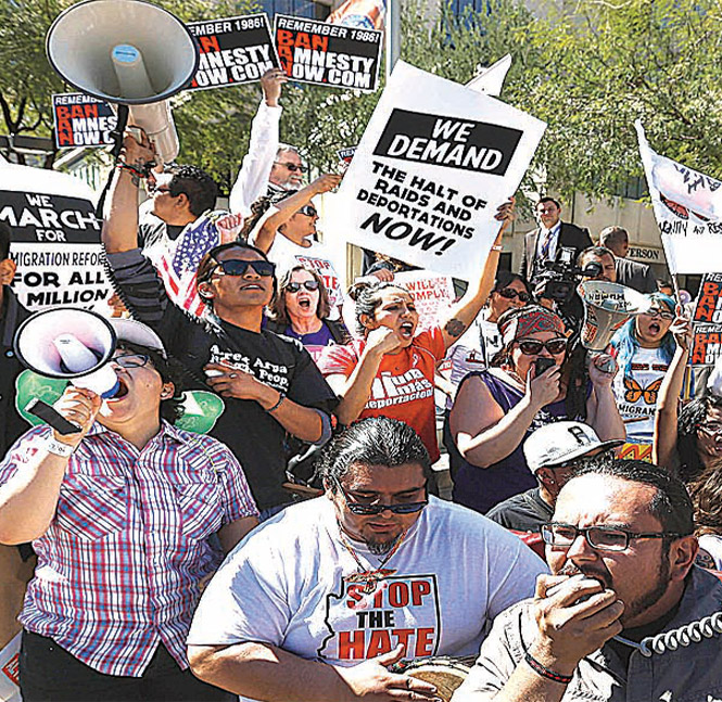 Inmigrantes protestaron en el condado de Montgomery, en Phoenix, contra las deportaciones que separan a las familias. Foto: AP