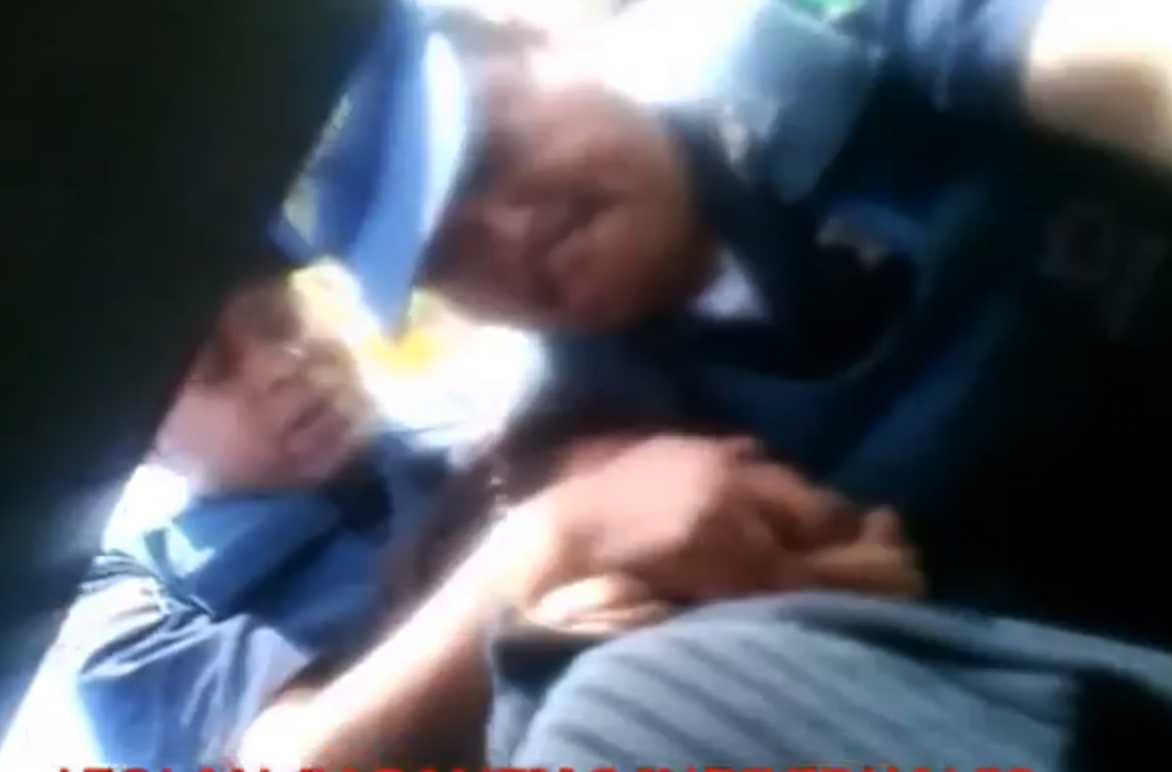 Un par de estudiantes de Derecho registraron en un video la agresión en su contra por parte de agentes de este municipio. Foto ESPECIAL Un par de estudiantes de Derecho registraron en un video la agresión en su contra por parte de agentes de este municipio. Foto ESPECIAL