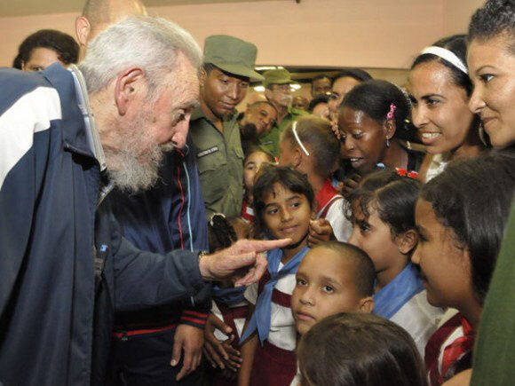 Apareció con su ya habitual camisa de cuadros y chaqueta deportiva, dialogando con los niños, sonriente y con buen aspecto general. Foto EFE Apareció con su ya habitual camisa de cuadros y chaqueta deportiva, dialogando con los niños, sonriente y con buen aspecto general. Foto EFE