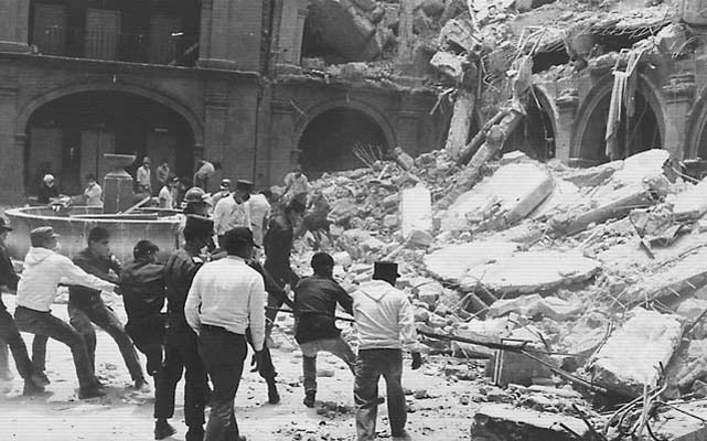 Más de cuatro mil personas fueron rescatadas de entre los escombros. Foto Archivo Excélsior Más de cuatro mil personas fueron rescatadas de entre los escombros. Foto Archivo Excélsior