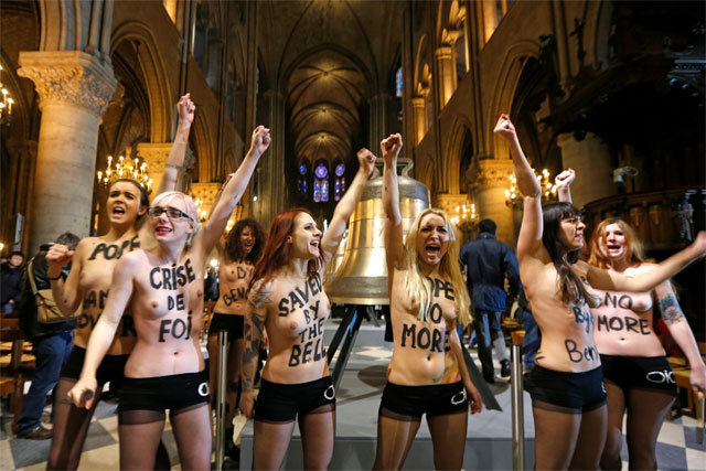 Celebran la renuncia del Papa. Un grupo de mujeres activistas ingresaron semidesnudas a la catedral de Notre-Dame, en París, para gritar consignas contra Benedicto XVI, quien el lunes anunció su retirada.