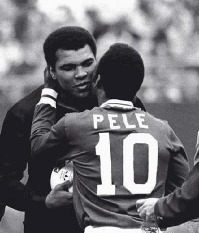 Muhammad Ali estuvo presente en el último partido como futbolista profesional de Pelé. (Especial)