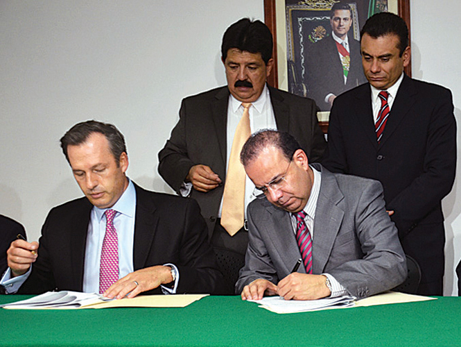 Andrés Conesa, director de Aeroméxico, y Alfonso Navarrete Prida, secretario del Trabajo, en la firma de la negociación. Andrés Conesa, director de Aeroméxico, y Alfonso Navarrete Prida, secretario del Trabajo, en la firma de la negociación.