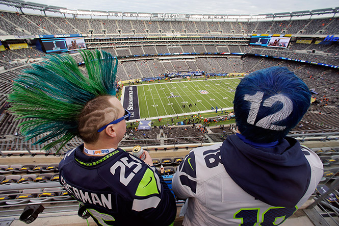 Los aficionados de los Halcones Marinos ya se encuentran al interior del Metlife Stadium, donde algunos portan la playera de Richard Sherman (AP)
