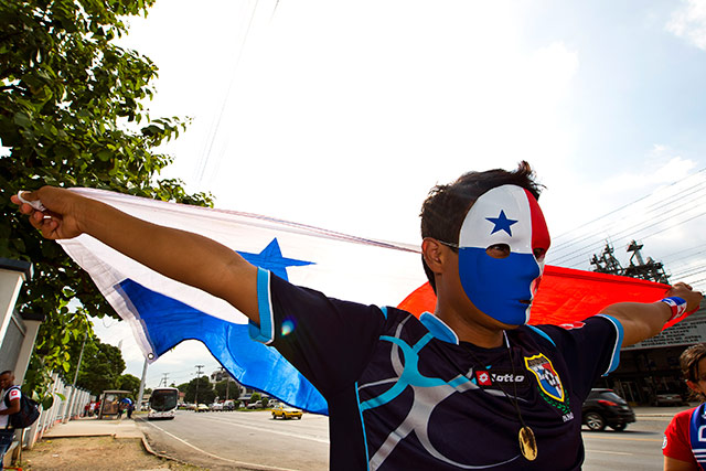 Antes de que las puertas abrieran para permitir el ingreso, se observaron aficionados formados para vivir la jornada futbolística (Mexsport) Antes de que las puertas abrieran para permitir el ingreso, se observaron aficionados formados para vivir la jornada futbolística (Mexsport)