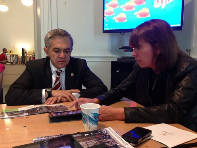 Los temas de movilidad y seguridad dirigieron la conversación del mandatario capitalino con la comisionada del Departamento de Transporte en Nueva York, Janette Sadik-Khan. Foto: @ManceraConecta Los temas de movilidad y seguridad dirigieron la conversación del mandatario capitalino con la comisionada del Departamento de Transporte en Nueva York, Janette Sadik-Khan. Foto: @ManceraConecta