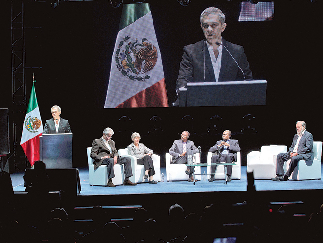 Miguel Ángel Mancera informó que en colaboración con el gobierno federal, las escuelas abrirán en las tardes para dar educación en esta brecha tecnológica. Foto: Héctor López