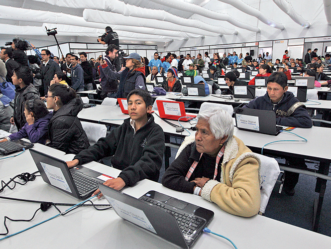Una velocidad de navegación a internet de 20G se vive en el área donde el público puede acceder gratuitamente a computadoras instaladas en el Zócalo capitalino. Foto: Héctor López