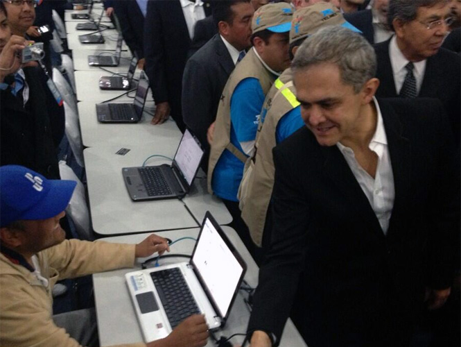 El jefe de Gobierno del Distrito Federal visitó las inmediaciones del evento de tecnología en el Zócalo. El jefe de Gobierno del Distrito Federal visitó las inmediaciones del evento de tecnología en el Zócalo.
