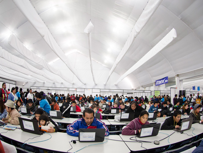 Los asistentes podrán utilizar la red móvil y fija de Telmex y Telcel con sus propias computadoras, tabletas y smartphones. Foto Cuartoscuro Los asistentes podrán utilizar la red móvil y fija de Telmex y Telcel con sus propias computadoras, tabletas y smartphones. Foto Cuartoscuro