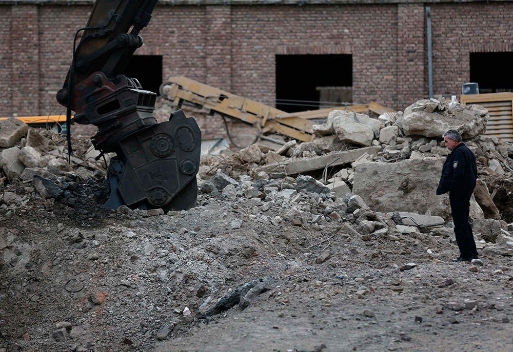 El conductor de la excavadora falleció en el acto, mientras que otras dos personas resultaron heridas de gravedad y seis con lesiones leves.
