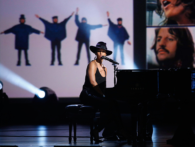 Alicia Keys ejecutó al piano la clásica balada 'Let it be'. (Reuters) Alicia Keys ejecutó al piano la clásica balada 'Let it be'. (Reuters)