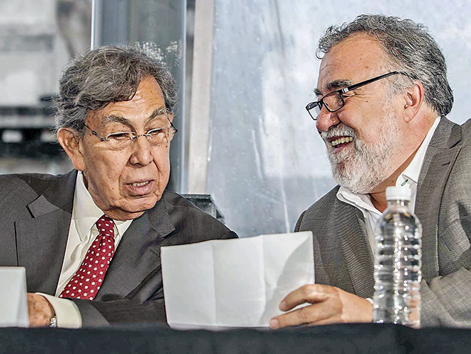 Cuauhtémoc Cárdenas anunció la creación de un comité de senadores del PRD para frenar la reforma constitucional. En la imagen, con Alejandro Encinas. Foto: Luis Enrique Olivares Cuauhtémoc Cárdenas anunció la creación de un comité de senadores del PRD para frenar la reforma constitucional. En la imagen, con Alejandro Encinas. Foto: Luis Enrique Olivares