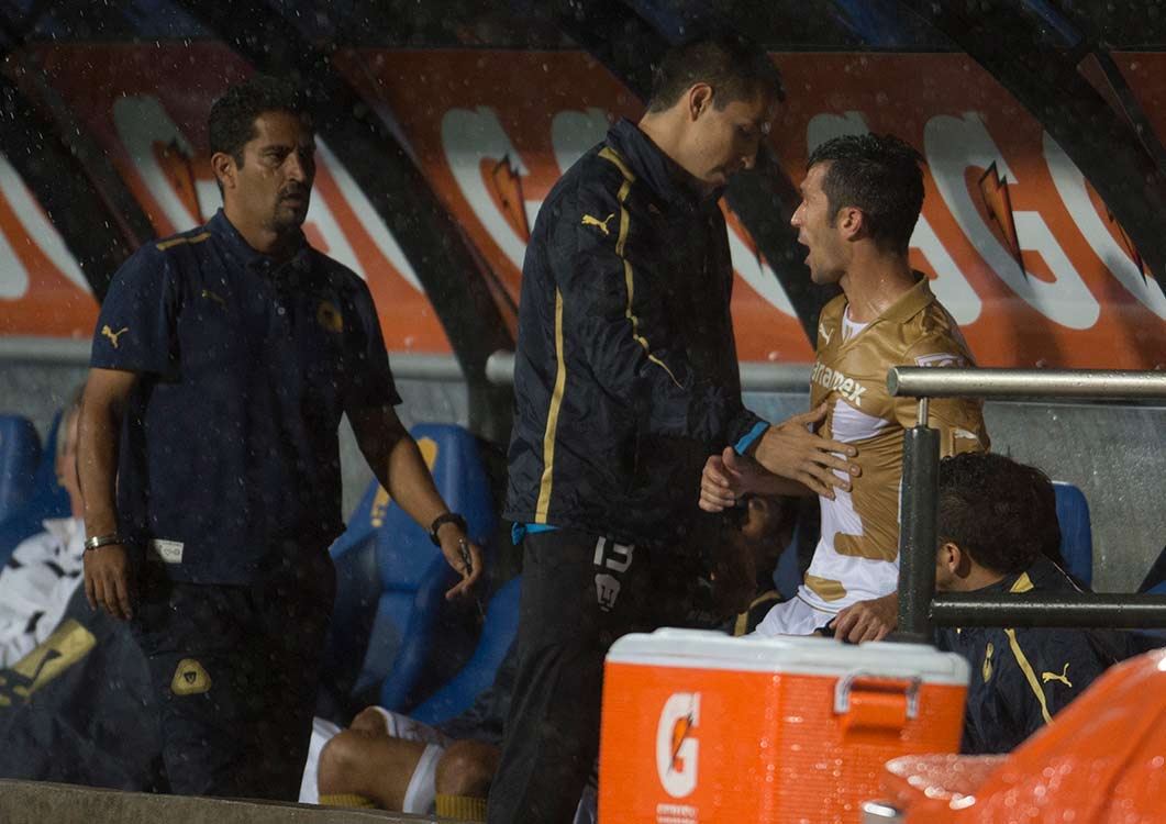 El español Luis García insultó a Torres Servín cuando salió de cambio. (Mexsport)