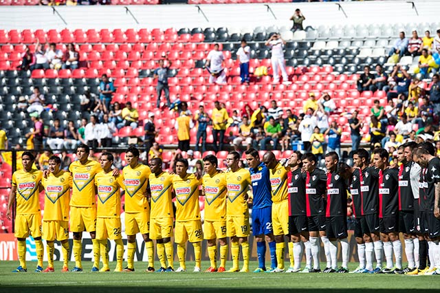 Los jugadores de ambos equipos se abrazaron en el medio campo durante el minuto de silencio que se le ofreció al ecuatoriano (Mexsport) Los jugadores de ambos equipos se abrazaron en el medio campo durante el minuto de silencio que se le ofreció al ecuatoriano (Mexsport)
