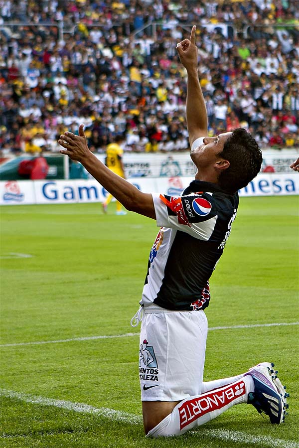 Pachuca se puso adelante en el marcador con gol de Ángel Reyna (Mexsport) Pachuca se puso adelante en el marcador con gol de Ángel Reyna (Mexsport)
