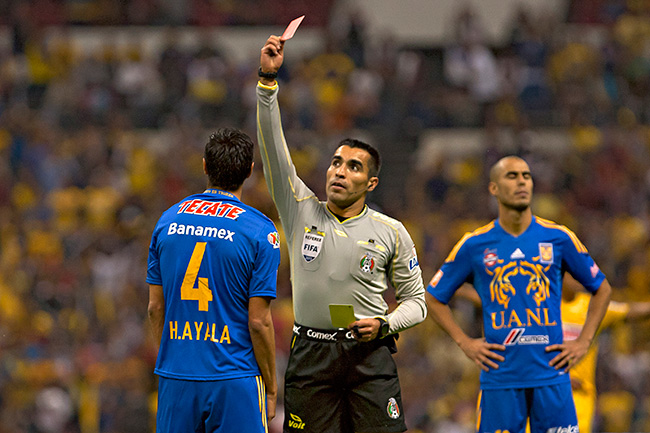 Tigres se quedó con 10 hombres en el campo por la expulsión de Hugo Ayala. (Mexsport)