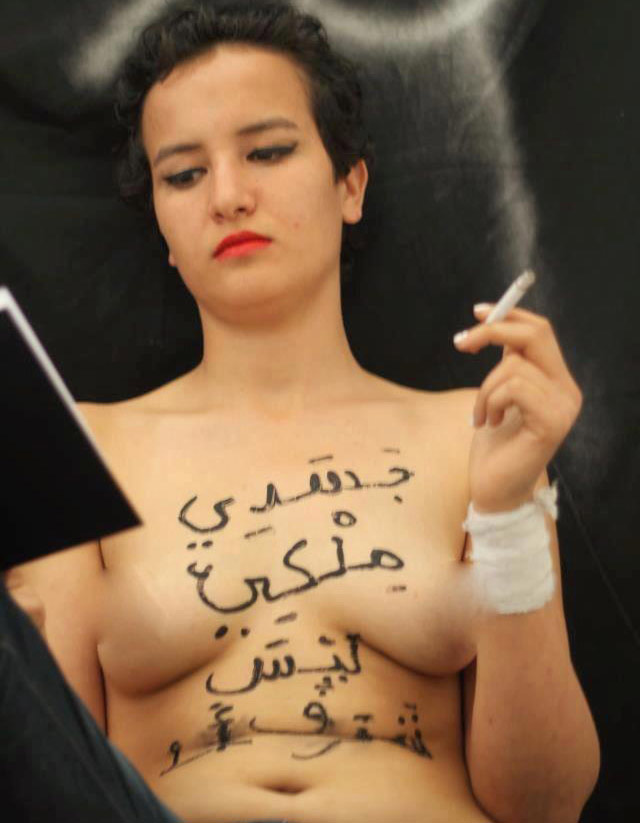 Un clérigo musulmán condenó a muerte por lapidación a Amina, una joven tunecina de 19 años que se atrevió a difundir en las redes sociales una fotografía suya en topless con una frase en árabe en la que abogaba por los derechos de la mujer