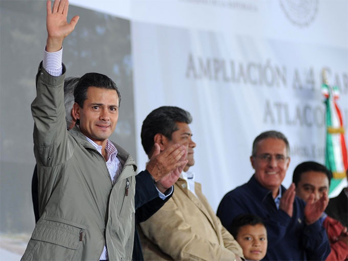 Rodeado de sus paisanos en su tierra natal el mandatario encabezó la inauguración de la ampliación de la carretera Atlacomulco-Palmillas. Rodeado de sus paisanos en su tierra natal el mandatario encabezó la inauguración de la ampliación de la carretera Atlacomulco-Palmillas.