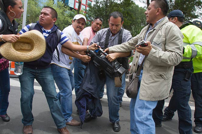 El reportero Raúl Flores y el camarógrafo Miguel Andrade fueron agredidos por los maestros disidentes (Cuartoscuro) El reportero Raúl Flores y el camarógrafo Miguel Andrade fueron agredidos por los maestros disidentes (Cuartoscuro)