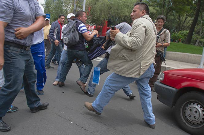 El reportero Raúl Flores fue víctima de los manifestantes (Cuartoscuro) El reportero Raúl Flores fue víctima de los manifestantes (Cuartoscuro)