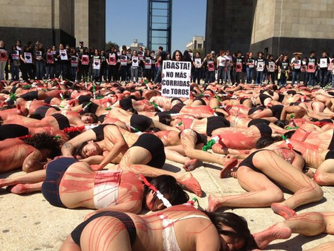 Cerca de 600 activistas en contra del maltrato animal, se manifestaron en el Monumento a la Revolución haciendo una representación de los toros que mueren en las corridas