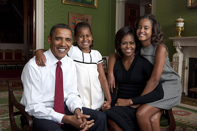 Retrato oficial de la Casa Blanca, muestra al presidente de EU, Barack Obama, la primera dama Michelle Obama y sus hijas, Malia y Sasha sentados en la sala verde, el 1 de septiembre de 2009. Foto Annie Leibovitz Retrato oficial de la Casa Blanca, muestra al presidente de EU, Barack Obama, la primera dama Michelle Obama y sus hijas, Malia y Sasha sentados en la sala verde, el 1 de septiembre de 2009. Foto Annie Leibovitz