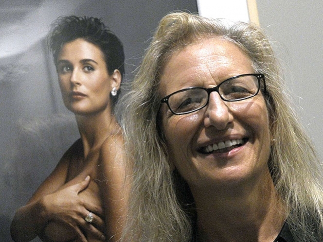 La galardonada, Annie Leibovitz, posa al lado de una de sus fotografías donde aparece la actriz Demi Moore La galardonada, Annie Leibovitz, posa al lado de una de sus fotografías donde aparece la actriz Demi Moore