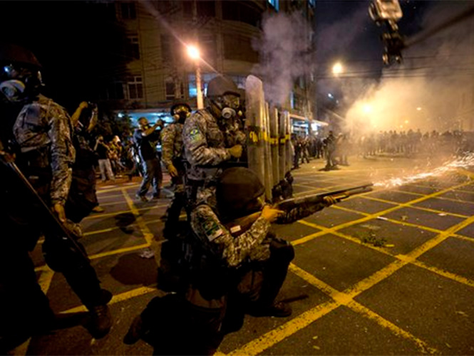 Diez mil agentes antimotines serán emplazados en 12 ciudades sede de la Copa del Mundo. (AP)