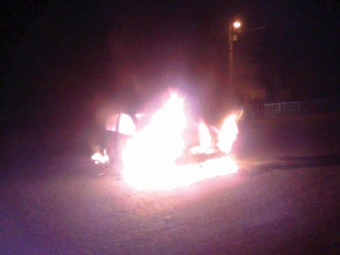 Los vehículos fueron incendiados en la autopista Siglo 21, en Michoacán. Foto: Quadratín