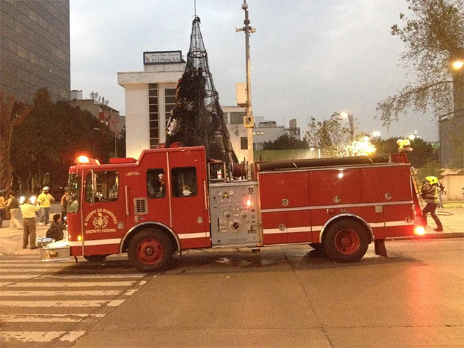 El árbol de navidad de una empresa refresquera que se encontraba instalado en el cruce de avenida Paseo de la Reforma e Insurgentes, fue incendiado. Foto Ximena Mejía El árbol de navidad de una empresa refresquera que se encontraba instalado en el cruce de avenida Paseo de la Reforma e Insurgentes, fue incendiado. Foto Ximena Mejía