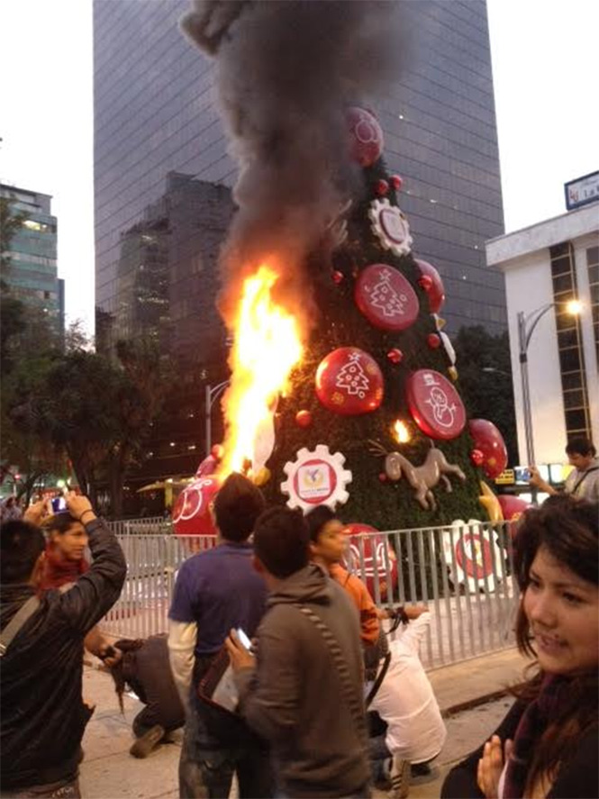 El árbol de navidad de una empresa refresquera que se encontraba instalado en el cruce de avenida Paseo de la Reforma e Insurgentes, fue incendiado. Foto Ximena Mejía El árbol de navidad de una empresa refresquera que se encontraba instalado en el cruce de avenida Paseo de la Reforma e Insurgentes, fue incendiado. Foto Ximena Mejía