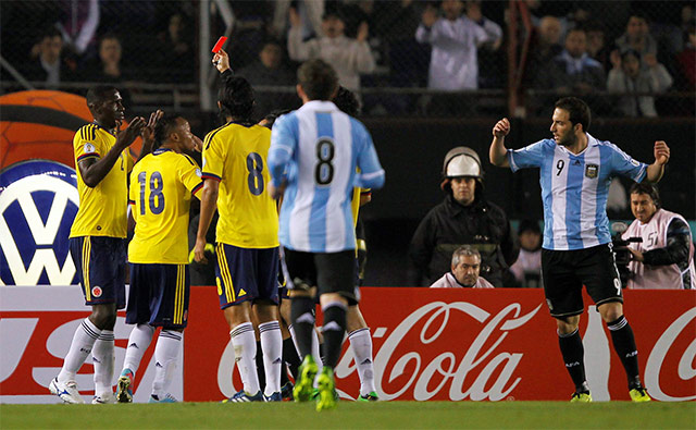 Ambos equipos jugaron con uno menos desde los 26 minutos cuando Gonzalo Higuaín y Cristian Zapata fueron expulsados (Reuters) Ambos equipos jugaron con uno menos desde los 26 minutos cuando Gonzalo Higuaín y Cristian Zapata fueron expulsados (Reuters)