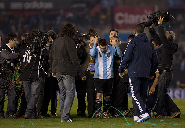 Messi tuvo fue asediado por los medios de comunicación al final del encuentro (AP) Messi tuvo fue asediado por los medios de comunicación al final del encuentro (AP)