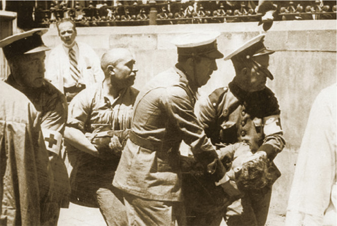 Agentes de la Cruz Roja llevan a un hospital de Barcelona a un lesionado en los combates de la Guerra Civil española.