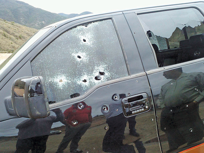 La camioneta donde viajaba Rosalía Palma, su esposo Efraín Cruz y su sobrina Talía Cruz Ibáñez recibió 35 impactos de bala. En el recuadro aparece la candidata con su esposo. Foto: Cuartoscuro