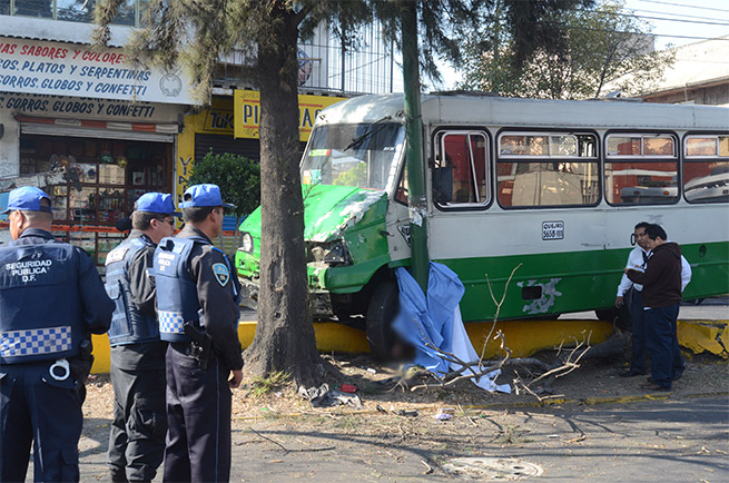 Una unidad del Ramal Santa Cruz Meyehualco-Hospital General atropelló a una mujer en el cruce de Campaña del Ébano y Revolución Social. Una unidad del Ramal Santa Cruz Meyehualco-Hospital General atropelló a una mujer en el cruce de Campaña del Ébano y Revolución Social.